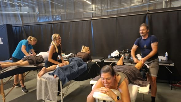 Kenneth geeft sportmassage tijdens een sportevenement